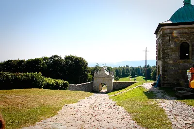 W ostatnią sobotę sierpnia katedralni parafianie pod opieką księdza proboszcza Krzysztofa Gołąbka pielgrzymowali do klasztoru na Świętym Krzyżu oraz Kielc.
Pierwszym punktem był spacer na platformę widokowo-obserwacyjną, gdzie mogliśmy podziwiać jedne z największych gołoborzy w Polsce. Gołoborza łysogórskie tworzą interesujące pola kamieni pośród lasów Puszczy Jodłowej. Nasyceni malowniczymi widokami udaliśmy się do Klasztoru Oblatów, gdzie z przewodnikiem zwiedziliśmy kryptę księcia Jeremiego Wiśniowieckiego, poznaliśmy historię powstawania Klasztoru oraz jego burzliwe dzieje. Zwiedziliśmy muzeum misyjne Ojców Oblatów i dotarliśmy do kaplicy, gdzie znajdują się relikwie drzewa Krzyża Świętego. W skupieniu i refleksji uczestniczyliśmy w modlitwie, błogosławieństwie i ucałowaniu relikwiarza.
Najważniejszym punktem na naszym pielgrzymim szlaku była Msza Święta sprawowana przez księdza proboszcza Krzysztofa Gołąbka w intencjach wszystkich uczestników pielgrzymki. Była ona dla nas szczególnym przeżyciem, ponieważ była odprawiana w Bazylice Mniejszej pw. Trójcy Świętej, sąsiadującej z kaplicą, w której znajduje się cząstka Ziemi Świętej – relikwie Świętego Krzyża. Po Mszy Świętej przyszedł czas na indywidualne zwiedzanie – wykorzystaliśmy go, aby wejść na platformę widokową wieży, skąd rozpościerają się wspaniałe i zachwycające widoki.
Następnie pojechaliśmy do Kielc, gdzie przy słonecznej pogodzie spacerowaliśmy po Rezerwacie Kadzielnia, podziwiając dawny kamieniołom, Skałkę Geologów, Pomnik Dekalogu oraz amfiteatr kielecki.
Z uwagi na wspaniały wystrój i wyjątkowe zabytki Bazyliki Katedralnej Wniebowzięcia Najświętszej Maryi Panny, ta świątynia na długo pozostanie w naszej pamięci. Podziwialiśmy również znajdujący się obok Bazyliki były Pałac Biskupów Krakowskich (obecnie znajduje się tam Muzeum Narodowe) oraz znajdujący się za nim ogród włoski.
Wycieczkę zakończyliśmy spacerem po rynku kieleckim, gdzie mogliśmy zobaczyć wyjątkowe mieszczańskie kamienice sprzed 150 lat.
Czas pielgrzymki był dla wszystkich pielgrzymów dobrze i owocnie spędzonym dniem. Nie zabrakło w nim modlitwy i refleksji, a także zachwytu nad pięknem przyrody i historycznymi zabytkami. Zachęcamy wszystkich do udziału w kolejnych pielgrzymkach.
Agnieszka i Arkadiusz Sowa
fot. Andrzej Kotowicz 