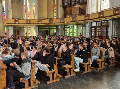 Od środy do piątku (18-20 marca 2026 r.) w Katedrze Rzeszowskiej odbyły się rekolekcje wielkopostne dla dzieci i młodzieży ze Szkoła Podstawowa nr 23 im. Jana Pawła II w Rzeszowie.
Spotkania prowadził ks. Mateusz Mądro - wikariusz z parafii pw. Matki Bożej Różańcowej w Rzeszowie, który dzielił się z uczniami Ewangelią i wartościami duchowego życia.
Składamy serdeczne Bóg zapłać dyrekcji, nauczycielom, opiekunom, uczniom oraz wszystkim, którzy przyczynili się do organizacji tych dni – szczególnie ks. Mateuszowi za jego obecność, świadectwo i serce otwarte na młodych.