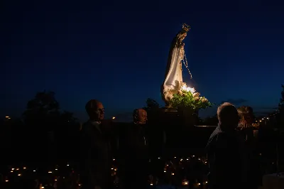 W niedzielę 13 sierpnia przeżywaliśmy kolejne w tym roku Nabożeństwo Fatimskie. O godz. 18.40 zostały przedstawione prośby i podziękowania do Matki Bożej Fatimskiej, w intencji których sprawowana była także Msza Święta. Eucharystii przewodniczył ks. Piotr Fortuna (proboszcz parafii Rzeszów-Matysówka), homilię zaś wygłosił ks. Jan Pyziak (proboszcz parafii Rzeszów-Matysówka w latach 1985-2018). Po Mszy Świętej wyruszyła procesja z figurą Matki Bożej, podczas której modlitwę różańcową prowadzili przedstawiciele parafii Rzeszów-Zalesie wraz ze swoim duszpasterzem ks. Łukaszem Jaskiem. Modlitwę ubogaciła obecność Orkiestry Dętej pod dyrekcją Tadeusza Cielaka. Nabożeństwo zakończył Apel Jasnogórski. fot. Joanna Prasoł