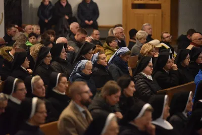 W liturgiczne wspomnienie św. Jana Apostoła (27 grudnia) w katedrze rzeszowskiej celebrowano Eucharystię, której przewodniczył bp Jan Wątroba. Mszę św. koncelebrował abp Edward Nowak, bp Edward Białogłowski, a także ok. 60 kapłanów, którzy wraz z przedstawicielami wspólnot, stowarzyszeń i instytucji modlili się w intencji Biskupa Rzeszowskiego z okazji jego imienin.
Homilię wygłosił ks. Janusz Kosior, proboszcz parafii pw. św. Jadwigi Królowej w Rzeszowie.
Na zakończenie Mszy św. bp Jan Wątroba podziękował za modlitwę i życzenia. 
fot. ks. Jakub Oczkowicz
