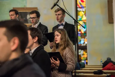 Uroczystość Chrystusa Króla to także święto Akcji Katolickiej i KSM-u. Centralnej uroczystości w Katedrze przewodniczył biskup diecezjalny Jan Wątroba. Eucharystię koncelebrowało 25 księży, wśród nich ks. Stanisław Potera – asystent diecezjalny AK i ks. Tomasz Ryczek – asystent diecezjalny KSM. Po wyznaniu wiary 88 młodych osób złożyło przyrzeczenie Katolickiego Stowarzyszenia Młodzieży. Obrzęd przyrzeczenia prowadził Paweł Grodzki – prezes KSM Diecezji Rzeszowskiej. Ceremonia zakończyła się odśpiewaniem hymnu KSM i zawołaniem: „Przez cnotę, naukę i pracę, służyć Bogu i Ojczyźnie, Gotów!”

Po Komunii św. bp Jan Wątroba, razem z ks. Stanisławem Poterą, wręczył nominacje 20 nowym prezesom oddziałów parafialnych Akcji Katolickiej. Krótkie przemówienia wypowiedzieli kolejno: Jeremi Kalkowski – prezes Zarządu Diecezjalnego Instytutu AK i Paweł Grodzki.

Po Komunii św. wszyscy zebrani uklękli przed Najświętszym Sakramentem. Biskup Ordynariusz odczytał Jubileuszowy Akt Przyjęcia Jezusa Chrystusa za Króla i Pana.

Po Mszy św. bp Jan Wątroba wręczył odznaki i legitymacje nowym członkom KSM.

fot. Fotografiarzeszow