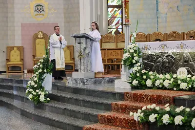 Maj to dla wielu najpiękniejszy miesiąc w roku. W liturgii Kościoła szczególnie wtedy czcimy Maryję oraz radujemy się ze Zmartwychwstania Pańskiego. W niedzielę 8 maja w naszej Katedrze dzieci z klas III doświadczyły równie wielkiej radości po raz pierwszy w pełni uczestnicząc we Mszy Świętej. To niezwykłe spotkanie z Chrystusem w Komunii Świętej zostało poprzedzone przygotowaniem poprzez katechezy w szkole i spotkania w parafii, a także spowiedzią. Poprzez niedzielne Eucharystie o godz. 12.00 i 13.30 celebrowane przez ks. Krzysztofa Gołąbka, proboszcza naszej Katedry, 88 dzieci rozpoczęło wielką przygodę z Jezusem ukrytym w Najświętszym Sakramencie. Towarzyszyli im rodzice, którzy wraz ze swoimi dziećmi przygotowywali się do tego wydarzenia, a także najbliższa rodzina. Posługę w liturgii Mszy Świętej pełniły dzieci pierwszokomunijne oraz ich rodzice.
Wielka radość serc dzieci komunijnych promieniowała na wszystkich uczestników Mszy Świętej i przypominała zebranym na liturgii, że spotkanie z Jezusem Eucharystycznym to przywilej i wielkie szczęście. Czas tej wielkiej radości został przedłużony przez „Biały Tydzień”, w którym dzieci uczestniczyły w wieczornej Eucharystii, przyjmując Jezusa do swoich serc. 

Wszystkim dzieciom, które w tym roku przeżywały swoją Pierwszą Komunię Świętą, życzymy, aby nie gasł w nich zapał do poznawania Jezusa i Jego nauki, a radość, jaka towarzyszyła tym dniom, była nieodłączną towarzyszką ich spotkań z Jezusem w Eucharystii. A s. Julicie i ks. Julianowi dziękujemy za serce włożone w przygotowanie dzieci do tego wielkiego wydarzenia.

fot. Paweł Styka