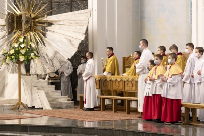 3 kwietnia 2021 r. bp Jan Wątroba przewodniczył liturgii Wigilii Paschalnej w naszej Katedrze. Podczas Mszy Świętej cztery osoby: Patrycja Dominika, Bartłomiej, Dawid Mateusz i Olech przyjęli sakrament chrztu, bierzmowania i Eucharystii.  Neofici przygotowywali się do przyjęcia sakramentów wtajemniczenia chrześcijańskiego w Diecezjalnym Centrum Katechumenatu Dorosłych, które mieści się przy parafii Miłosierdzia Bożego w Rzeszowie (ul. Kardynała K. Wojtyły 114) . Przygotowanie rozpoczyna się we wrześniu i trwa do uroczystości Zesłania Ducha Świętego. Centralnym wydarzeniem formacji jest Wigilia Paschalna, podczas której katechumeni przyjmują sakrament chrztu, bierzmowania i Eucharystii.  fot. Joanna Prasoł 