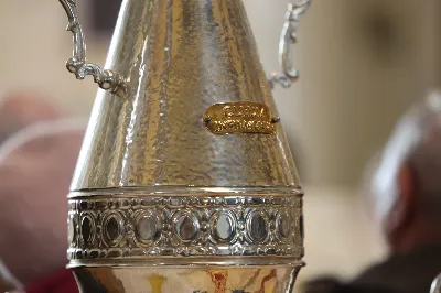 „Eucharystia powinna nas prowadzić do odkrycia kapłańskiej misji Ludu Bożego, kapłańskiej misji każdego z nas” – powiedział Biskup Rzeszowski podczas Mszy Wieczerzy Pańskiej, której przewodniczył w katedrze rzeszowskiej w Wielki Czwartek, 2 kwietnia 2026 r.
Podczas uroczystej liturgii Wielkiego Czwartku w katedrze rzeszowskiej, której przewodniczył bp Jan Wątroba, wierni zostali zaproszeni do refleksji nad tajemnicą Eucharystii, kapłaństwa oraz powołania całego Ludu Bożego do udziału w misji Chrystusa. Na zakończenie homilii biskup zachęcił do szczególnej modlitwy za kapłanów, zwłaszcza tych przeżywających trudności i kryzysy. „Panie Jezu, dobry pasterzu i towarzyszu wędrówki, dziś powierzamy Ci wszystkich kapłanów, ale zwłaszcza tych, którzy przechodzą chwilę kryzysu” – powiedział Biskup Rzeszowski. Wezwał także wspólnotę wiernych do troski o kapłanów poprzez modlitwę, życzliwość i wsparcie.
Wielkoczwartkowa liturgia w katedrze rzeszowskiej stała się nie tylko dziękczynieniem za dar Eucharystii i kapłaństwa, ale także wezwaniem do odnowienia świadomości odpowiedzialności każdego wiernego za życie Kościoła i świadectwo wiary w świecie. fot. ks. Jakub Oczkowicz