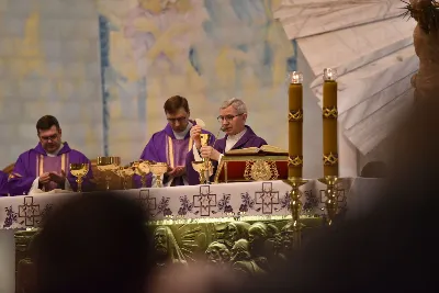 Mszy św. w Środę Popielcową na rozpoczęcie Wielkiego Postu w katedrze rzeszowskiej przewodniczył bp Jan Wątroba. Eucharystię koncelebrowali: ks. Łukasz Cyrnek, ks. Krzysztof Golas, ks. Krzysztof Gołąbek, ks. Sławomir Jeziorski, ks. Dominik Kiełb, ks. Jakub Nagi i ks. Nikodem Rybczyk.
Homilię wygłosił ks. Julian Wybraniec, wikariusz parafii katedralnej. Kaznodzieja w rozważaniu mówił o symbolice popiołu, którym w Środę Popielcową posypuje się głowy uczestników liturgii.
Po homilii odbył się obrzęd wybrania i wpisania imion do księgi katechumenów dwóch kobiet, które, jako dorosłe, przygotowują się do przyjęcia sakramentów inicjacji chrześcijańskiej.
Następnie odbył się obrzęd posypania popiołem.
Podczas Mszy św. posługę muzyczną pełniła Katedralna Schola Liturgiczna. Eucharystia była transmitowana przez Katolickie Radio VIA.
fot. ks. Jakub Oczkowicz