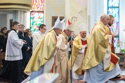 Uroczystość Chrystusa Króla to także święto Akcji Katolickiej i KSM-u. Centralnej uroczystości w Katedrze przewodniczył biskup diecezjalny Jan Wątroba. Eucharystię koncelebrowało 25 księży, wśród nich ks. Stanisław Potera – asystent diecezjalny AK i ks. Tomasz Ryczek – asystent diecezjalny KSM. Po wyznaniu wiary 88 młodych osób złożyło przyrzeczenie Katolickiego Stowarzyszenia Młodzieży. Obrzęd przyrzeczenia prowadził Paweł Grodzki – prezes KSM Diecezji Rzeszowskiej. Ceremonia zakończyła się odśpiewaniem hymnu KSM i zawołaniem: „Przez cnotę, naukę i pracę, służyć Bogu i Ojczyźnie, Gotów!”

Po Komunii św. bp Jan Wątroba, razem z ks. Stanisławem Poterą, wręczył nominacje 20 nowym prezesom oddziałów parafialnych Akcji Katolickiej. Krótkie przemówienia wypowiedzieli kolejno: Jeremi Kalkowski – prezes Zarządu Diecezjalnego Instytutu AK i Paweł Grodzki.

Po Komunii św. wszyscy zebrani uklękli przed Najświętszym Sakramentem. Biskup Ordynariusz odczytał Jubileuszowy Akt Przyjęcia Jezusa Chrystusa za Króla i Pana.

Po Mszy św. bp Jan Wątroba wręczył odznaki i legitymacje nowym członkom KSM.

fot. Fotografiarzeszow