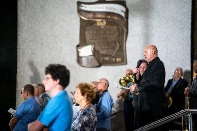 W środę 13 września przeżywaliśmy kolejne w tym roku Nabożeństwo Fatimskie. O godz. 18.40 zostały przedstawione prośby i podziękowania do Matki Bożej Fatimskiej, w intencji których sprawowana była także Msza Święta. Eucharystii przewodniczył i homilię wygłosił ks. Marek Kotwa – wikariusz parafii pw. Św. Michała Archanioła w Rzeszowie. Po Mszy Świętej wyruszyła procesja z figurą Matki Bożej, podczas której modlitwę różańcową prowadzili przedstawiciele parafii pw. Św. Jadwigi Królowej wraz ze swoimi duszpasterzami: ks. Tomaszem Gałuszką oraz ks. Łukaszem Mariuszycem, zaś figurę Matki Bożej nieśli przedstawiciele Bractwa św. Michała Archanioła, Rycerzy Kolumba oraz Związku Strzeleckiego "Strzelec". Modlitwę ubogaciła obecność Orkiestry Dętej pod dyrekcją Tadeusza Cielaka. Nabożeństwo zakończył Apel Jasnogórski. fot. Jola Warchoł