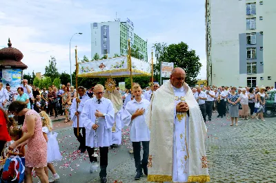 W czwartek w Uroczystość Najświętszego Ciała i Krwi Pańskiej (Boże Ciało) Msza Święta parafialna o godz. 12.00 była sprawowana na osiedlu Drabinianka na placu zieleni między ul. Graniczną i Zieloną. Dziękujemy parafianom za zaangażowanie i pomoc w przygotowaniu ołtarzy: - Ołtarz Mszy Świętej - Spółdzielnia Mieszkaniowa Metalowiec i mieszkańcy ul. Zielonej. - I ołtarz przy kapliczce Matki Bożej Fatimskiej – mieszkańcy bloku ul. Cicha 9. - II ołtarz przy Akademikach – mieszkańcy bloków ul. Cicha 3 i 7. - III ołtarz przed „Energetykiem” mieszkańcy bloku Kwiatkowskiego 5. - IV ołtarz obok bloków ul. Graniczna 4a i 4b – mieszkańcy tychże bloków.  fot. Andrzej Kotowicz