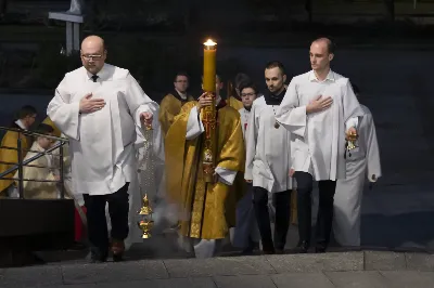 16 kwietnia 2022 r. bp Jan Wątroba przewodniczył liturgii Wigilii Paschalnej w naszej Katedrze. Podczas Mszy Świętej trzy osoby: Justyna, Anna i Nikola przyjęły sakrament chrztu, bierzmowania i Eucharystii.
fot. Joanna Prasoł