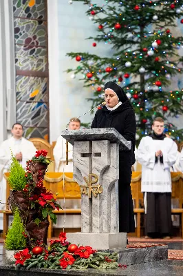 „Nasza wdzięczność jest szczególna wobec osób konsekrowanych za ich czytelne świadectwo wiary i za to, że żyjąc wiarą na co dzień ukazują chrystusowy styl życia” – mówił biskup Jan Wątroba podczas Mszy św. w katedrze rzeszowskiej w święto Ofiarowania Pańskiego. W Eucharystii, z okazji swojego święta patronalnego, uczestniczyły osoby konsekrowane posługujące w diecezji rzeszowskiej.
Mszy św. w katedrze rzeszowskiej przewodniczył bp Jan Wątroba, który modlił się w intencji osób konsekrowanych, przeżywających w święto Ofiarowania Pańskiego (02.02.) swoje święto patronalne. Eucharystię koncelebrował ks. Stanisław Kamiński, wikariusz biskupi ds. zakonnych, a także 9 kapłanów.
Na początku Mszy św. ks. Stanisław Kamiński powitał zebranych i wprowadził w przeżywaną liturgię. Następnie odbył się obrzęd błogosławieństwa świec i procesja z dolnego kościoła do głównej części katedry rzeszowskiej
Homilię wygłosił bp Jan Wątroba, który w pierwszej części, odnosząc się do przeżywanego święta, nawiązał do postawy Matki Najświętszej i św. Józefa. „Maryja uczy nas, że wierność Bogu oznacza wypełnianie prawa Bożego. Ona wypełniła wszystko bez wyjątku. Choć sama nie potrzebowała oczyszczenia, pozostała jednak posłuszna prawu. Skromna, prosta, uboga kobieta, poddana Bogu. W postawie Maryi i Józefa można dostrzec piękną lekcję dla rodziców i wychowawców. Rodzice powinni przedstawiać, czyli zawierzać swoje dzieci Panu Bogu. To jest gest wdzięczności wobec Stwórcy, a także znak wielkiej pokory wobec niełatwej misji rodzicielskiej i wychowawczej. Pełny rozwój człowieka dokonuje się dzięki Bożej łasce, a rodzice powinni się czuć narzędziem Bożej łaski, dlatego powinni często błogosławić swoje dzieci, modlić się za nie i z nimi oraz wciąż na nowo zawierzać je Panu Bogu” – mówił bp Wątroba.
Biskup Rzeszowski odnosząc się do obchodzonego Dnia życia konsekrowanego powiedział: „Trzy elementy wspólnoty: słowo, wierność i otwarcie na Ducha Świętego stanowią istotę życia każdej osoby konsekrowanej. Rozważać słowo Boże, trwać wiernie na modlitwie i być otwartym na to, co Duch Święty chce nam powiedzieć, to wypełnić powołanie do życia konsekrowanego, a jednocześnie wyznać wiarę w Kościół Chrystusowy. Nasza wdzięczność jest szczególna wobec osób konsekrowanych za ich czytelne świadectwo wiary i za to, że żyjąc wiarą na co dzień ukazują chrystusowy styl życia. Towarzyszą nam przez swoją pełną zatroskania miłosierną obecność, ale także przez milczącą obecność przepełnioną modlitwą w intencjach Kościoła, świata, a także poszczególnych osób i wspólnot”.
Po homilii osoby konsekrowane zgromadzone w katedrze odnowiły swoje przyrzeczenia.
Na zakończenie liturgii s. Agata Jakieła CSFN, referentka diecezjalna ds. życia konsekrowanego, podziękowała bp. Janowi Wątrobie za przewodniczenie liturgii i modlitwę w intencji osób życia konsekrowanego.
W Eucharystii w rzeszowskiej katedrze uczestniczyło prawie 100 osób życia konsekrowanego, a pośród nich ojcowie i bracia zakonni, siostry zakonne, wdowy i dziewice konsekrowane oraz członkowie instytutów świeckich. Śpiewy podczas liturgii wykonała Katedralna Schola Liturgiczna pod dyrekcją ks. Juliana Wybrańca, a przy organach zasiadł katedralny organista – Wiesław Siewierski. 

fot. Jola Warchoł