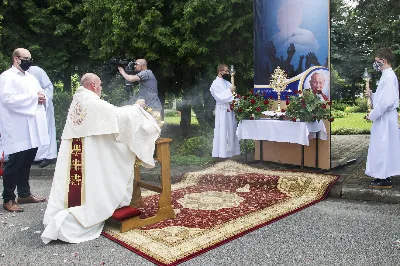 W uroczystość Najświętszego Ciała i Krwi Chrystusa Mszy Świętej w naszej Katedrze przewodniczył ks. proboszcz Krzysztof Gołąbek. Homilię wygłosił ks. Julian Wybraniec - wikariusz katedralny. Po zakończeniu liturgii wyruszyła procesja eucharystyczna do czterech ołtarzy rozmieszczonych wokół Katedry. W roku setnej rocznicy urodzin św. Jana Pawła II każdy z ołtarzy zawierał wizerunek Ojca Świętego i hasła inspirowane encykliką papieża pt. „Ecclesia de Eucharistia”: „Eucharystia sercem świata”, „Żyjemy dzięki Eucharystii”, „Eucharystia tworzy wspólnotę” i „Eucharystia bramą do nieba”. 