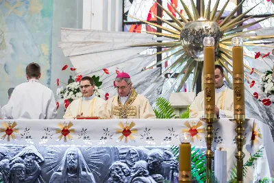 Uroczystość Chrystusa Króla to także święto Akcji Katolickiej i KSM-u. Centralnej uroczystości w Katedrze przewodniczył biskup diecezjalny Jan Wątroba. Eucharystię koncelebrowało 25 księży, wśród nich ks. Stanisław Potera – asystent diecezjalny AK i ks. Tomasz Ryczek – asystent diecezjalny KSM. Po wyznaniu wiary 88 młodych osób złożyło przyrzeczenie Katolickiego Stowarzyszenia Młodzieży. Obrzęd przyrzeczenia prowadził Paweł Grodzki – prezes KSM Diecezji Rzeszowskiej. Ceremonia zakończyła się odśpiewaniem hymnu KSM i zawołaniem: „Przez cnotę, naukę i pracę, służyć Bogu i Ojczyźnie, Gotów!”

Po Komunii św. bp Jan Wątroba, razem z ks. Stanisławem Poterą, wręczył nominacje 20 nowym prezesom oddziałów parafialnych Akcji Katolickiej. Krótkie przemówienia wypowiedzieli kolejno: Jeremi Kalkowski – prezes Zarządu Diecezjalnego Instytutu AK i Paweł Grodzki.

Po Komunii św. wszyscy zebrani uklękli przed Najświętszym Sakramentem. Biskup Ordynariusz odczytał Jubileuszowy Akt Przyjęcia Jezusa Chrystusa za Króla i Pana.

Po Mszy św. bp Jan Wątroba wręczył odznaki i legitymacje nowym członkom KSM.

fot. Fotografiarzeszow