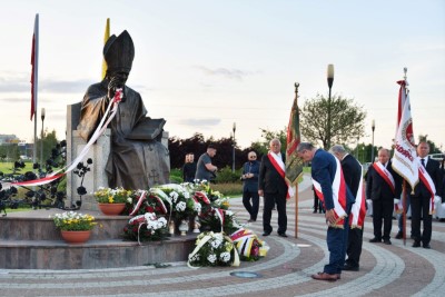 2 czerwca 2021 r., w 30. rocznicę wizyty Jana Pawła II w Rzeszowie, bp Kazimierz Górny i Tadeusz Ferenc odsłonili, a bp Jan Wątroba poświęcił pomnik św. Jana Pawła II w Parku Papieskim w Rzeszowie.  Odsłonięcie i poświęcenie poprzedziła Msza św. w naszej Katedrze pod przewodnictwem bpa Jana Wątroby. Eucharystię koncelebrował bp Edward Białogłowski, abp Edward Nowak i blisko 20 księży. We Mszy św. uczestniczył bp Kazimierz Górny.  Homilię wygłosił bp Edward Białogłowski. Po Komunii Świętej abp Edward Nowak, były sekretarz Kongregacji Spraw Kanonizacyjnych, powiedział o swojej współpracy z Janem Pawłem II.  Po Mszy św. jej uczestnicy przeszli do Parku Papieskiego. Krótkie przemówienia wygłosili: Ewa Leniart, wojewoda podkarpacki, Marek Bajdak, pełniący funkcję prezydenta Rzeszowa, Mieczysław Janowski, były prezydent Rzeszowa i bp Kazimierz Górny, pierwszy ordynariusz diecezji rzeszowskiej.  Pomnik odsłonił bp Kazimierz Górny i Tadeusz Ferenc, były prezydent Rzeszowa, a poświęcania dokonał bp Jan Wątroba.  Na początku października 2020 r. w Parku Papieskim zamontowano pomnik św. Jana Pawła II, który zastąpił obelisk z tablicą upamiętniającą pobyt papieża w Rzeszowie (obelisk umieszczono kilka metrów obok pomnika). Czterometrowy pomnik przedstawia Ojca Świętego ubranego w liturgiczne szaty, siedzącego na granitowym tronie. Papież w jednej ręce trzyma księgę Pisma Świętego, a drugą wykonuje gest błogosławieństwa. Odlew został wykonany z brązu. Całość znajduje się na granitowym podeście, który oplatają metalowe róże.  Pomnik zaprojektował Eliasz Dyrow, 26-letni malarz i rzeźbiarz z Jarosławia. Dyrow urodził się w polskiej rodzinie mieszkającej w Kijowie. W 2011 r., w ramach repatriacji, przyjechał do Jarosławia, gdzie ukończył Liceum Plastyczne, a następnie Wydział Sztuki Uniwersytetu Rzeszowskiego.  fot. ks. Tomasz Nowak 