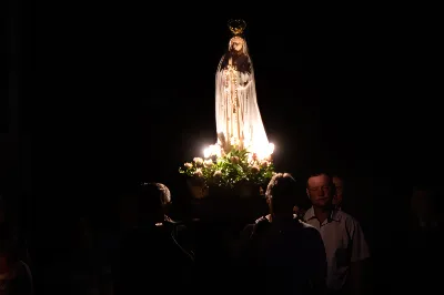 W niedzielę 13 sierpnia przeżywaliśmy kolejne w tym roku Nabożeństwo Fatimskie. O godz. 18.40 zostały przedstawione prośby i podziękowania do Matki Bożej Fatimskiej, w intencji których sprawowana była także Msza Święta. Eucharystii przewodniczył ks. Piotr Fortuna (proboszcz parafii Rzeszów-Matysówka), homilię zaś wygłosił ks. Jan Pyziak (proboszcz parafii Rzeszów-Matysówka w latach 1985-2018). Po Mszy Świętej wyruszyła procesja z figurą Matki Bożej, podczas której modlitwę różańcową prowadzili przedstawiciele parafii Rzeszów-Zalesie wraz ze swoim duszpasterzem ks. Łukaszem Jaskiem. Modlitwę ubogaciła obecność Orkiestry Dętej pod dyrekcją Tadeusza Cielaka. Nabożeństwo zakończył Apel Jasnogórski. fot. Joanna Prasoł