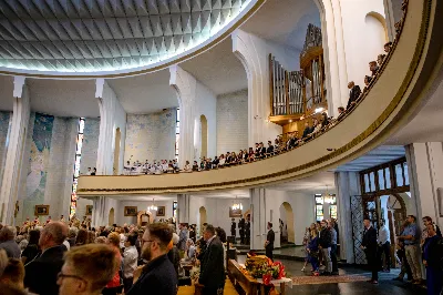 „Na swoje życie i swoje kapłaństwo trzeba popatrzeć w świetle Bożej miłości. Inaczej go nie pojmiemy ani my, ani ci, którzy będą na nas patrzeć” – mówił bp Jan Wątroba podczas Mszy św. z udzieleniem święceń prezbiteratu. 4 czerwca 2022 r. w kościele katedralnym jedenastu diakonów diecezji rzeszowskiej przyjęło sakrament kapłaństwa.
Do grona neoprezbiterów diecezji rzeszowskiej należą: ks. Sebastian Bełz z parafii w Nienadówce, ks. Krzysztof Lampart z parafii w Rudnej Wielkiej, ks. Mateusz Łachmanek z parafii w Lipinkach, ks. Karol Migut z parafii w Jasionce, ks. Marcin Murawski z parafii katedralnej w Rzeszowie, ks. Adrian Pazdan z parafii w Zagorzycach, ks. Tomasz Sienicki z parafii w Bieździedzy, ks. Dominik Świeboda z parafii w Palikówce, ks. Piotr Wąsacz z parafii bł. Władysława Findysza w Rzeszowie, ks. Mateusz Wojtuń z parafii w Święcanach oraz ks. Wiktor Zoła z parafii w Cieklinie.
Mszy św. przewodniczył i święceń udzielił bp Jan Wątroba. Eucharystię koncelebrowało około osiemdziesięciu księży, m.in: przełożeni Wyższego Seminarium Duchownego w Rzeszowie oraz proboszczowie i wikariusze z parafii rodzinnych neoprezbiterów. W Mszy św. uczestniczył abp Edward Nowak, bp Kazimierz Górny i bp Edward Białogłowski.
Zebranych w kościele katedralnym powitał ks. Krzysztof Gołąbek, proboszcz parafii.
W homilii bp Jan Wątroba nawiązał do słów z Ewangelii według św. Jana w których Chrystus tłumaczy co to znaczy być dobrym pasterzem. „Być kapłanem w Kościele Chrystusowym to znaczy mieć udział w Jego pasterskiej misji i stale upodabniać się do Dobrego Pasterza, który zna owce, karmi je, broni i jest gotów oddać życie dla ich dobra” – mówił hierarcha.
Po homilii odbył się obrzędy święceń: przyrzeczenie czci i posłuszeństwa Biskupowi Ordynariuszowi, Litania do Wszystkich Świętych podczas której kandydaci leżeli krzyżem, nałożenie rąk, modlitwa święceń oraz namaszczenie rąk krzyżmem i wręczenie chleba i wina. Podczas Liturgii Eucharystycznej nowo wyświęceni po raz pierwszy wyciągnęli dłonie nad chlebem i winem wypowiadając słowa konsekracji.
Na zakończenie Mszy św. ks. Tomasz Sienicki, podziękował w imieniu nowo wyświęconych wszystkim, którzy przyczynili się do przygotowania ich do kapłaństwa. Słowa wdzięczności, m.in. przełożonym Wyższego Seminarium Duchownego w Rzeszowie i rodzicom neoprezbiterów, wypowiedział bp Jan Wątroba. 
W drodze do zakrystii neoprezbiterzy zatrzymali się przy figurze Matki Bożej Fatimskiej zawierzając swoje kapłaństwo Matce Bożej.
W niedzielę, 5 czerwca, w Uroczystość Zesłania Ducha Świętego, neoprezbiterzy będą sprawować w swoich rodzinnych parafiach uroczyste Msze św. prymicyjne, a w najbliższych tygodniach otrzymają skierowania do parafii.

Fot. ks. Jakub Nagi oraz biala-wrona.pl
