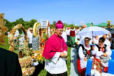 W niedzielę 25.08.2019 r. przy Katedrze Rzeszowskiej odbyły się Dożynki Diecezjalne. Do Parku Papieskiego przyjechało 73 delegacje z wieńcami dożynkowymi. fot. Andrzej Kotowicz