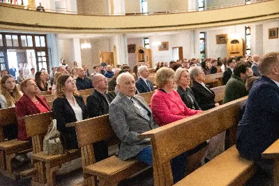 9 kwietnia w Katedrze 42 młodych osób z parafii katedralnej oraz 14 parafii Matki Bożej Częstochowskiej w Rzeszowie (Drabinianka) otrzymało sakrament bierzmowania, którego udzielił bp Jan Wątroba.
Przygotowania młodzieży trwały 2 lata, a odbywały się pod okiem ks. Krzysztofa, ks. Pawła, ks. Szczepana, s. Ewy oraz pani Agnieszki i obejmowały m.in. katechezy, spotkania formacyjne, a także przystąpienie do sakramentu pokuty. We wtorkowy wieczór kandydaci wraz ze swoimi świadkami, rodzicami, chrzestnymi czy też dziadkami zgromadzili się w Katedrze, by prosić o dary Ducha Świętego, umacniające w mężnym wyznawaniu wiary i postępowaniu według jej zasad.
Wszystkich zgromadzonych w świątyni przywitał ks. Krzysztof Gołąbek – proboszcz parafii katedralnej. Mszę Świętą koncelebrowali także ks. Tadeusz Pindara – proboszcz parafii Matki Bożej Częstochowskiej oraz kapłani posługujący w obydwu parafiach.
Następnie prośbę o udzielenie sakramentu bierzmowania zgromadzonym młodym oraz o modlitwę skierowali do Księdza Biskupa rodzice kandydatów.
W homilii bp Jan zachęcił młodych, aby w tym wyjątkowym dniu obrali Ducha Świętego za życiowego przewodnika towarzszącego im przy ważnych wyborach czy podchodzeniu do egzaminów – także tych życiowych. Wyjaśnił również znaczenie imienia Ducha Świętego – Paraklet – które tłumaczone z jęz. greckiego oznacza obrońcę, adwokata – nigdy prokuratora, nawet nie sędziego.
Będziecie moimi świadkami, gdy was umocni Duch Święty – mówi Pan Jezus. Niech nie będzie niedzieli i uroczystości bez udziału we Mszy Świętej – to jest moment dawania świadectwa. Właśnie przez zaangażowane, pełne uczestnictwo w najpiękniejszej modlitwie, jaką ma Kościół, czyli w Mszy Świętej, zdacie egzamin ze swojej dojrzałości chrześcijańskiej.
Na koniec celebrans odwołał się do obchodzonej poprzedniego dnia Uroczystości Zwiastowania Pańskiego i postawy Maryi wobec planu Bożego w Jej życiu oraz drogi, przez którą prowadził Ją Duch Święty. Podkreślił, że właśnie Maryja uczy, jak być uczennicą Ducha Świętego.
Po homilii miało miejsce odnowienie przyrzeczeń chrzcielnych. Następnie odbyła się najważniejsza część uroczystości – modlitwa Księdza Biskupa oraz namaszczenie krzyżmem każdego kandydata.
Sakrament bierzmowania jest koniecznym dopełnieniem sakramentu chrztu i wiąże się również z obraniem konkretnego patrona, którego życie i przymioty są wzorem dla młodego człowieka otrzymującego Ducha Świętego. Kandydat do bierzmowania ma więc okazję wybrać sobie świętego czy błogosławionego, którego droga do świętości najbardziej go zachwyciła. Może być to patron, którego imię nosi już od chrztu; może też wybrać sobie drugiego patrona. 
W związku z tym podczas namaszczenia krzyżmem biskup zwraca się do bierzmowanego nowo wybranym imieniem.
Po liturgii sakramentu bierzmowania miała miejsce modlitwa powszechna i liturgia eucharystyczna. Na koniec młodzi złożyli podziękowania Księdzu Biskupowi, Księżom Proboszczom oraz wszystkim, którzy poprzez swój wkład, posługę i zaangażowanie przyczynili się do przygotowania oraz przeżycia tej wyjątkowej uroczystości. Pamiątką było wspólne zdjęcie po zakończonej Mszy Świętej.
Posługę muzyczną w czasie uroczystości pełniła Katedralna Schola Liturgiczna pod dyrekcją ks. Juliana Wybrańca.

fot. Leszek Drzał
