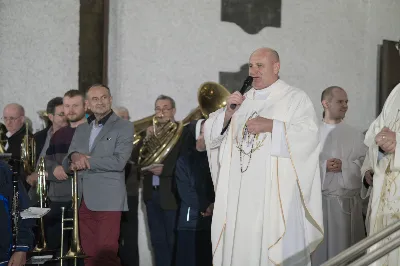 "Gwiazdo śliczna, wspaniała, o fatimska Maryja! Do Ciebie się uciekamy, o Maryjo, Maryjo!" Słowami tej pieśni licznie zgromadzeni w katedralnej świątyni wierni rozpoczęli kolejne w tym roku uroczyste nabożeństwo fatimskie. Wrześniowej modlitwie przewodniczyła parafia pw. Św. Michała Archanioła w Rzeszowie. Wielu parafian przybyło do Katedry w pieszej pielgrzymce pod przewodnictwem księdza Czesława Matuły. Przed Mszą Świętą, przy figurze Pani Fatimskiej, dk. Marcin Murawski odczytał liczne prośby i podziękowania do Matki Bożej. Uroczystej Eucharystii przewodniczył oraz Słowo Boże wygłosił proboszcz parafii pw. Św. Michała Archanioła w Rzeszowie - ks. Michał Bator. Kaznodzieja ukazał wartość i moc modlitwy. Za wzór postawił setnika, który spotyka się z czułym Jezusem. Tak jak Bóg znał potrzeby setnika, tak samo zna i nasze potrzeby i problemy. Jednak, jak przypomniał ks. Michał, każdy z nas musi przyjąć postawę setnika: uznać swój grzech i swoją niemoc. Wtedy Bóg będzie mógł działać w naszym życiu. W dalszej części homilii kaznodzieja przypomniał sylwetkę błogosławionej matki Elżbiety Czackiej, będącej dla nas wzorem cierpliwości i oczekiwania. Potrzebujemy czasu, aby łaska Boża przemieniła nasze serce – przypomniał kaznodzieja. Ta cierpliwość pomaga odkrywać Boży plan na nasze życie. Po zakończeniu Eucharystii wszyscy zgromadzeni wyruszyli w procesji różańcowej z figurą Matki Bożej Fatimskiej oraz relikwiami błogosławionych Hiacynty i Franciszka. Wierni prosili, aby Boże słowo wypełniało się w ich codzienności. Tej części nabożeństwa przewodniczył ks. Jakub Oczkowicz wraz z przedstawicielami parafii pw. Św. Michała Archanioła. Wspólną modlitwę zakończyło odśpiewanie Apelu Jasnogórskiego oraz adoracja Najświętszego Sakramentu. Na koniec ks. Krzysztof Gołąbek – proboszcz Katedry, dziękując wszystkim za obecność i wspólne czuwanie przy Matce Bożej, zaprosił na ostatnie w tym roku, październikowe nabożeństwo fatimskie.  fot. Małgorzata Ryndak