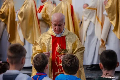 W Wielki Czwartek o godz. 10.00 w naszej Katedrze bp Jan Wątroba przewodniczył Mszy Krzyżma. Jest ona wyrazem jedności i wspólnoty duchowieństwa diecezji. Podczas tej Mszy Świętej biskup poświęcił olej chorych, katechumenów oraz olej krzyżma. Księża koncelebrujący z biskupem Eucharystię odnowili przyrzeczenia kapłańskie. W koncelebrze wzięli udział bp Kazimierz Górny, bp Edward Białogłowski oraz ponad 200 kapłanów z całej diecezji. W Eucharystii wzięli również udział licznie zebrani ministranci, lektorzy, animatorzy, ceremoniarze, członkowie scholi parafialnych i dziewczęcej służby maryjnej. Podczas Mszy Świętej zaśpiewał chór męski pod dyrekcją ks. Andrzeja Widaka. Przy organach zasiadł ks. Julian Wybraniec. fot. Piotr Szorc