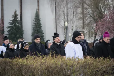 W Wielki Piątek (7 kwietnia) w Parku Papieskim odbyła się Droga Krzyżowa wprowadzająca w przeżywanie Liturgii Męki Pańskiej. Prowadzona była przez wspólnotę Wyższego Seminarium Duchownego w Rzeszowie pod przewodnictwem Biskupa Rzeszowskiego Jana Wątroby. W rozważaniach kolejnych stacji, ks. dr Mateusz Rachwalski, prefekt seminarium, zachęcał do życia zgodnie z nauką wypływającą z krzyża Chrystusowego.
fot. Małgorzata Ryndak