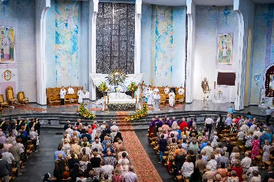 W środę 13 września przeżywaliśmy kolejne w tym roku Nabożeństwo Fatimskie. O godz. 18.40 zostały przedstawione prośby i podziękowania do Matki Bożej Fatimskiej, w intencji których sprawowana była także Msza Święta. Eucharystii przewodniczył i homilię wygłosił ks. Marek Kotwa – wikariusz parafii pw. Św. Michała Archanioła w Rzeszowie. Po Mszy Świętej wyruszyła procesja z figurą Matki Bożej, podczas której modlitwę różańcową prowadzili przedstawiciele parafii pw. Św. Jadwigi Królowej wraz ze swoimi duszpasterzami: ks. Tomaszem Gałuszką oraz ks. Łukaszem Mariuszycem, zaś figurę Matki Bożej nieśli przedstawiciele Bractwa św. Michała Archanioła, Rycerzy Kolumba oraz Związku Strzeleckiego "Strzelec". Modlitwę ubogaciła obecność Orkiestry Dętej pod dyrekcją Tadeusza Cielaka. Nabożeństwo zakończył Apel Jasnogórski. fot. Jola Warchoł