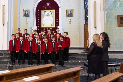 W niedzielę, 18 grudnia 2022 roku, podczas uroczystej Mszy Świętej o godz. 12.00 w Katedrze Rzeszowskiej do grona chórzystów Katedralnego Chóru Chłopięco-Męskiego Pueri Cantores Resovienses dołączyło 20 najmłodszych chłopców.
„Młodziki”, bo tak są nazywani przez starszych kolegów, złożyli przyrzeczenie, że będą godnie reprezentować brać chóralną i śpiewać na chwałę Pana.
Najmłodsi kandydaci na chórzystów zostali wyłonieni podczas rekrutacji prowadzonej przez poprzedniego dyrygenta, Marcina Florczaka, w rzeszowskich szkołach podstawowych jeszcze na wiosnę. Od razu rozpoczęli próby. Intensywnie przez tydzień ćwiczyli swoje głosy razem ze starszymi kolegami podczas corocznego Muzycznego Obozu Szkoleniowo-Wypoczynkowego we Frysztaku, który odbył się początkiem lipca. W wolnych chwilach uczestniczyli w wycieczkach i zajęciach sportowych. Mieli okazję poznać kolegów z chóru i lepiej się poznać.
Obecnie dyrygentkami Katedralnego Chóru Chłopięco-Męskiego Pueri Cantores Resovienses są: Edyta Kotula i Angela Pacuta. 
Po Mszy Świętej Chór wraz z ks. Krzysztofem Gołąbkiem – proboszczem Katedry oraz ks. Julianem Wybrańcem – duszpasterzem Chóru z ramienia biskupa diecezji rzeszowskiej, a także dyrygentkami: Edytą Kotulą i Angelą Pacutą, na stopniach ołtarza Rzeszowskiej Katedry pozował do wspólnego zdjęcia. Następnie chórzyści udali się do sali Jana Pawła II na słodki poczęstunek. 
Za piękne zdjęcia dziękujemy: Fotografia Jola Warchoł