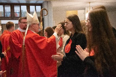 9 kwietnia w Katedrze 42 młodych osób z parafii katedralnej oraz 14 parafii Matki Bożej Częstochowskiej w Rzeszowie (Drabinianka) otrzymało sakrament bierzmowania, którego udzielił bp Jan Wątroba.
Przygotowania młodzieży trwały 2 lata, a odbywały się pod okiem ks. Krzysztofa, ks. Pawła, ks. Szczepana, s. Ewy oraz pani Agnieszki i obejmowały m.in. katechezy, spotkania formacyjne, a także przystąpienie do sakramentu pokuty. We wtorkowy wieczór kandydaci wraz ze swoimi świadkami, rodzicami, chrzestnymi czy też dziadkami zgromadzili się w Katedrze, by prosić o dary Ducha Świętego, umacniające w mężnym wyznawaniu wiary i postępowaniu według jej zasad.
Wszystkich zgromadzonych w świątyni przywitał ks. Krzysztof Gołąbek – proboszcz parafii katedralnej. Mszę Świętą koncelebrowali także ks. Tadeusz Pindara – proboszcz parafii Matki Bożej Częstochowskiej oraz kapłani posługujący w obydwu parafiach.
Następnie prośbę o udzielenie sakramentu bierzmowania zgromadzonym młodym oraz o modlitwę skierowali do Księdza Biskupa rodzice kandydatów.
W homilii bp Jan zachęcił młodych, aby w tym wyjątkowym dniu obrali Ducha Świętego za życiowego przewodnika towarzszącego im przy ważnych wyborach czy podchodzeniu do egzaminów – także tych życiowych. Wyjaśnił również znaczenie imienia Ducha Świętego – Paraklet – które tłumaczone z jęz. greckiego oznacza obrońcę, adwokata – nigdy prokuratora, nawet nie sędziego.
Będziecie moimi świadkami, gdy was umocni Duch Święty – mówi Pan Jezus. Niech nie będzie niedzieli i uroczystości bez udziału we Mszy Świętej – to jest moment dawania świadectwa. Właśnie przez zaangażowane, pełne uczestnictwo w najpiękniejszej modlitwie, jaką ma Kościół, czyli w Mszy Świętej, zdacie egzamin ze swojej dojrzałości chrześcijańskiej.
Na koniec celebrans odwołał się do obchodzonej poprzedniego dnia Uroczystości Zwiastowania Pańskiego i postawy Maryi wobec planu Bożego w Jej życiu oraz drogi, przez którą prowadził Ją Duch Święty. Podkreślił, że właśnie Maryja uczy, jak być uczennicą Ducha Świętego.
Po homilii miało miejsce odnowienie przyrzeczeń chrzcielnych. Następnie odbyła się najważniejsza część uroczystości – modlitwa Księdza Biskupa oraz namaszczenie krzyżmem każdego kandydata.
Sakrament bierzmowania jest koniecznym dopełnieniem sakramentu chrztu i wiąże się również z obraniem konkretnego patrona, którego życie i przymioty są wzorem dla młodego człowieka otrzymującego Ducha Świętego. Kandydat do bierzmowania ma więc okazję wybrać sobie świętego czy błogosławionego, którego droga do świętości najbardziej go zachwyciła. Może być to patron, którego imię nosi już od chrztu; może też wybrać sobie drugiego patrona. 
W związku z tym podczas namaszczenia krzyżmem biskup zwraca się do bierzmowanego nowo wybranym imieniem.
Po liturgii sakramentu bierzmowania miała miejsce modlitwa powszechna i liturgia eucharystyczna. Na koniec młodzi złożyli podziękowania Księdzu Biskupowi, Księżom Proboszczom oraz wszystkim, którzy poprzez swój wkład, posługę i zaangażowanie przyczynili się do przygotowania oraz przeżycia tej wyjątkowej uroczystości. Pamiątką było wspólne zdjęcie po zakończonej Mszy Świętej.
Posługę muzyczną w czasie uroczystości pełniła Katedralna Schola Liturgiczna pod dyrekcją ks. Juliana Wybrańca.

fot. Leszek Drzał
