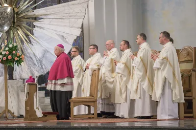 W kościele katedralnym w Rzeszowie bp Jan Wątroba przewodniczył Mszy św., która zainaugurowała fazę diecezjalną ogólnokościelnego synodu biskupów, który przebiega pod hasłem “W stronę Kościoła synodalnego. Komunia. Uczestnictwo. Misja”. W Eucharystii uczestniczył również bp Kazimierz Górny, kapłani odpowiedzialni za poszczególne duszpasterstwa w diecezji, siostry zakonne i świeccy.  Przed rozpoczęciem Eucharystii, ks. dr Rafał Flak, który jest dyrektorem wydziału duszpasterskiego, a także diecezjalnym koordynatorem synodu, wyjaśnił wiernym zebranym w katedrze czym jest rozpoczęty synod i jaka jest jego problematyka oraz jakie są oczekiwania Ojca Świętego, który zainicjował to wydarzenie.  “Synod jest synodem o tym, jaki teraz jest Kościół, jak bardzo jest prawdziwą wspólnotą i co możemy zrobić, żeby bardziej spełniał swoją misję. Synod ma tworzyć przestrzeń do wspólnej modlitwy i rozmowy oraz skłonić do zastanowienia się, jak wygląda nasze “podążanie razem”, bo to jest znaczenie terminu “synod”. Co jest w nim wyjątkowe? Że nie jest synodem wyłącznie biskupów, ale wszystkich wiernych” – podkreślał ks. Flak .  Powołując się na “Vademecum synodu o synodalności”, ks. Rafał Flak mówił, że na etapie diecezjalnym synodu konieczne jest doprowadzenie do spotkania na linii duchowni-świeccy, by nawzajem wypowiedzieć konstruktywne uwagi o Kościele dzisiaj. “Vademecum mówi także o tym, opisując dziewięć pułapek, w które można wpaść, organizując synodalne rozmowy. To na przykład słuchanie tylko tych, którzy już są zaangażowani w działalność Kościoła, skupianie się na sobie i na naglących troskach, dostrzeganie tylko “problemów” albo patrzenie na synodalność jak na “korporacyjne ćwiczenie strategiczne”, nie jak na proces duchowy, któremu przewodzi Duch Święty”.  W homilii bp Jan Wątroba powiedział, że synod jest “pójściem wspólną drogą”, na której znajdują się wierni tworzący Kościół i Chrystus będący centrum Kościoła. “Synod towarzyszy Kościołowi od samego początku istnienia, dlatego nie jest czymś nowym. To w taki wspólnotowy sposób, poprzez słuchanie Ducha Świętego, Kościół przez wieki był konfrontowany z różnymi wydarzeniami, zagrożeniami i wyzwaniami i w ten sposób je podejmował, rozwiązywał i podejmował ważne decyzje oraz dokonywał wyboru. Zawsze działo się to i dzieje dzisiaj przy wzywaniu Ducha Świętego i słuchaniu Go” – mówił bp Wątroba.  Biskup Rzeszowski podkreślał również, że Ojciec Święty Franciszek zaprosił cały Kościół, cały lud Boży, czyli wszystkich ochrzczonych niezależnie w jakim żyją stanie, środowisku, bez względu na to jaki jest poziom ich życia moralnego, jakie jest ich aktualne zaangażowanie w życie Kościoła. Wszyscy na mocy chrztu świętego są odpowiedzialni za Kościół, za jego kształt, misję, owocność jego działania oraz za to, na ile Kościół jest tym i taki jakim go chciał mieć Jezus. Wszyscy zatem jesteśmy odpowiedzialni za to, na ile nasz Kościół jest “jakby sakramentem zbawienia”, czyli “widzialnym znakiem, niewidzialnej łaski”. Więc każdy jest zaproszony do udziału w synodzie, którego kluczem oprócz słowa “droga”, jest “spotkanie”, “słuchanie”, “rozeznawanie” – wyjaśniał bp Wątroba.  Na zakończenie homilii bp Jan Wątroba zaprosił wszystkich obecnych w katedrze, a także słuchaczy Katolickiego Radia VIA do włączenia się w modlitwę za synod i o dobre jego owoce.   fot. Małgorzata Ryndak