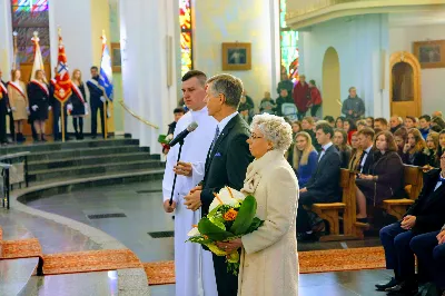 „Jesteśmy na świecie, aby stać pod krzyżem, głosić prawdę o krzyżu i bronić krzyża. W nim jest cała nasza nadzieja” – powiedział bp Jan Wątroba w dniu Uroczystości Jezusa Chrystusa Króla Wszechświata w rzeszowskiej katedrze. Podczas Mszy św. nowi członkowie Katolickiego Stowarzyszenia Młodzieży złożyli przyrzeczenie, a prezesi oddziałów parafialnych Akcji Katolickiej otrzymali nominacje.  Mszy św. przewodniczył bp Jan Wątroba. W koncelebrze uczestniczyli infułaci: ks. Stanisław Mac, ks. Wiesław Szurek i ponad 20 księży, wśród nich ks. Stanisław Potera, asystent diecezjalny Akcji Katolickiej (AK) i ks. Tomasz Ryczek, asystent diecezjalny Katolickiego Stowarzyszenia Młodzieży (KSM).  Po wyznaniu wiary 73 młode osoby złożyły przyrzeczenie Katolickiego Stowarzyszenia Młodzieży.  Po Komunii św. bp Jan Wątroba, razem z ks. Stanisławem Poterą, wręczył nominacje 19 nowym prezesom oddziałów parafialnych Akcji Katolickiej.  Na zakończenie Mszy św. bp Wątroba, na prośbę ks. Krzysztofa Gołąbka, proboszcza parafii katedralnej, wręczył dyplomy ceremoniarza Rafałowi Waszczakowi i Dawidowi Różańskiemu, długoletnim członkom Liturgicznej Służby Ołtarza w parafii katedralnej.  fot. Andrzej Kotowicz