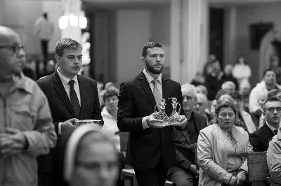 Ponad 100 lat temu, w roku 1917 r. w Fatimie, Matka Boża każdego 13. dnia miesiąca od maja do października objawiała się trójce dzieci: Łucji, Hiacyncie i Franciszkowi. Prosiła ich wówczas o odmawianie modlitwy różańcowej w intencji pokoju na świecie i nawrócenia grzeszników. Wzorem tych wydarzeń w wielu parafiach w Polsce i na świecie prowadzone są nabożeństwa fatimskie. Nie inaczej jest w rzeszowskiej katedrze, gdzie 13 października zakończono cykl tegorocznych spotkań modlitewnych przy figurze Pani Fatimskiej. Wieczór fatimski rozpoczął się o godz. 18:40 odczytaniem próśb i podziękowań do Matki Bożej Fatimskiej. Wcześniej wierni mogli skorzystać z sakramentu pokuty. O godz. 19:00 odprawiono uroczystą Mszę Świętą, której przewodniczył ks. Andrzej Szpaczyński – ojciec duchowny w Wyższym Seminarium Duchownym w Rzeszowie. Wygłosił on także homilię, w której nawiązał do liturgii słowa z dnia, przyrównując ją do myślenia współczesnego człowieka. „Jezus mówi do nas «Kto nie jest ze mną, jest przeciwko mnie». Można pomyśleć: jestem teraz w kościele, modlę się, spowiadam, przyjmuję sakramenty, ale czy rzeczywiście jestem z Jezusem czy tylko z Nim bywam? Czy jestem w Jego obecności cały czas czy jedynie bywam z Nim przez pewne chwile w ciągu dnia? Być z Jezusem to być po Jego stronie, mieć podobne myślenie, jak On, które przejawia się w czynach, podejmowanych decyzjach, a także w patrzeniu na drugiego. To wiara jest filtrem, który pozwala zobaczyć w drugim człowieku nie przeciwnika, ale brata – nawet jeśli jest on inny lub myśli inaczej. Wiara może pomagać wchodzić z nim w relację. Warto zadać sobie pytanie: czy mam w sobie ten filtr, ten sposób patrzenia, dzięki któremu jestem po stronie Jezusa?”. Następnie celebrans przywołał wydarzenia z portugalskiego miasteczka: „Choć nie jesteśmy świadkami cudu słońca, który zobaczył dziesięciotysięczny tłum 13 października 1917 w Fatimie, to słyszymy dzisiaj wezwanie do nawrócenia i pokuty. Każdy z nas jest wezwany, by się nawracać. Być może nawróceniu powinno ulec nasze spojrzenie na innych, by zobaczyć w nich dobro, a na świat patrzeć z wiarą”. Mszę Świętą koncelebrowali ks. Bogusław Babiarz – dyrektor administracyjny WSD w Rzeszowie, ks. Krzysztof Gołąbek – proboszcz parafii katedralnej oraz ks. Michał Rurak – katedralny wikariusz. Posługę w czasie liturgii pełnili alumni rzeszowskiego seminarium, którzy wraz z diakonem Łukaszem prowadzili także modlitwę różańcową z rozważaniami opartymi o historię błogosławionej rodziny Ulmów. Korzystając z ciepłej, jesiennej pogody po zakończonej Mszy Świętej odbyła się procesja na placu przed świątynią z figurą Pani Fatimskiej. Wierni z świecami w rękach zawierzali siebie, swoje rodziny i wszelkie troski w modlitwie różańcowej. Duchowo łączyli się z nimi słuchacze katolickiego radia VIA, które transmitowało całe nabożeństwo. Przed wyśpiewaniem Apelu Jasnogórskiego ks. Krzysztof, proboszcz parafii katedralnej, podsumował tegoroczne nabożeństwa fatimskie, dziękując wiernym za uczestnictwo w uwielbieniu Boga za przyczyną Pani Fatimskiej. W sposób szczególny podziękowania skierował do braci alumnów z roku propedeutycznego, życząc, aby modlitwa przy figurze Matki Bożej z Fatimy umacniała rozeznawanie drogi ich powołania. Wyrazy wdzięczności popłynęły w stronę kapłanów z dekanatu Rzeszów-Katedra, sióstr zakonnych, orkiestry pod batutą Tadeusza Cielaka, która uświetniała każde z tegorocznych nabożeństw oraz słuchaczy katolickiego radia VIA. Do godz. 22:00 w świątyni trwała adoracja Najświętszego Sakramentu, w której wierni licznie uczestniczyli. Od listopada do kwietnia 13. dnia miesiąca w świątyni katedralnej prowadzona jest modlitwa różańcowa przy figurze Matki Bożej Fatimskiej o godz. 17:30. Niech wezwanie Maryi do codziennej modlitwy różańcowej przyświeca nam nie tylko w październiku i przy okazji nabożeństw fatimskich, ale każdego dnia. 
tekst: Angelika Karnasiewicz 
fot. Jola Warchoł