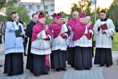 2 czerwca 2021 r., w 30. rocznicę wizyty Jana Pawła II w Rzeszowie, bp Kazimierz Górny i Tadeusz Ferenc odsłonili, a bp Jan Wątroba poświęcił pomnik św. Jana Pawła II w Parku Papieskim w Rzeszowie.  Odsłonięcie i poświęcenie poprzedziła Msza św. w naszej Katedrze pod przewodnictwem bpa Jana Wątroby. Eucharystię koncelebrował bp Edward Białogłowski, abp Edward Nowak i blisko 20 księży. We Mszy św. uczestniczył bp Kazimierz Górny.  Homilię wygłosił bp Edward Białogłowski. Po Komunii Świętej abp Edward Nowak, były sekretarz Kongregacji Spraw Kanonizacyjnych, powiedział o swojej współpracy z Janem Pawłem II.  Po Mszy św. jej uczestnicy przeszli do Parku Papieskiego. Krótkie przemówienia wygłosili: Ewa Leniart, wojewoda podkarpacki, Marek Bajdak, pełniący funkcję prezydenta Rzeszowa, Mieczysław Janowski, były prezydent Rzeszowa i bp Kazimierz Górny, pierwszy ordynariusz diecezji rzeszowskiej.  Pomnik odsłonił bp Kazimierz Górny i Tadeusz Ferenc, były prezydent Rzeszowa, a poświęcania dokonał bp Jan Wątroba.  Na początku października 2020 r. w Parku Papieskim zamontowano pomnik św. Jana Pawła II, który zastąpił obelisk z tablicą upamiętniającą pobyt papieża w Rzeszowie (obelisk umieszczono kilka metrów obok pomnika). Czterometrowy pomnik przedstawia Ojca Świętego ubranego w liturgiczne szaty, siedzącego na granitowym tronie. Papież w jednej ręce trzyma księgę Pisma Świętego, a drugą wykonuje gest błogosławieństwa. Odlew został wykonany z brązu. Całość znajduje się na granitowym podeście, który oplatają metalowe róże.  Pomnik zaprojektował Eliasz Dyrow, 26-letni malarz i rzeźbiarz z Jarosławia. Dyrow urodził się w polskiej rodzinie mieszkającej w Kijowie. W 2011 r., w ramach repatriacji, przyjechał do Jarosławia, gdzie ukończył Liceum Plastyczne, a następnie Wydział Sztuki Uniwersytetu Rzeszowskiego.  fot. ks. Tomasz Nowak 