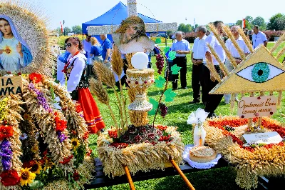 W niedzielę 25.08.2019 r. przy Katedrze Rzeszowskiej odbyły się Dożynki Diecezjalne. Do Parku Papieskiego przyjechało 73 delegacje z wieńcami dożynkowymi. fot. Andrzej Kotowicz