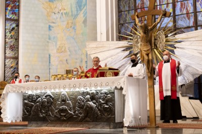 W Wielki Piątek, 2 kwietnia 2021 r., bp Jan Wątroba przewodniczył Liturgii Męki Pańskiej w naszej Katedrze. Znaczna część uczestników nabożeństwa, w związku z przepisami w stanie epidemii, stała na placu przed kościołem.  W ramach Liturgii Słowa wikariusze parafii katedralnej: ks. Marcin Pater i ks. Julian Wybraniec oraz kleryk Krzysztof Lampart zaśpiewali opis Męki Pańskiej wg św. Jana z towarzyszeniem chóru Wyższego Seminarium Duchownego w Rzeszowie pod dyrekcją ks. Andrzeja Widaka. Homilię wygłosił bp Jan Wątroba.  Po homilii odmówiono uroczystą modlitwę wiernych z dodatkowym wezwaniem za udręczonych w okresie epidemii, zatwierdzonym przez Stolicę Apostolską: „Módlmy się za wszystkich udręczonych trwającą epidemią, aby nasz Bóg i Pan przywrócił chorym zdrowie, dał siły tym, którzy się nimi opiekują, pocieszył płaczące rodziny, a zmarłym dał pełnię odkupienia”.  Centralnym wydarzeniem liturgii była adoracja krzyża, który aż do Wigilii Paschalnej jest najważniejszym punktem w kościele. Następnie przyniesiono z ciemnicy Najświętszy Sakrament i odbył się obrzęd Komunii św.  Ostatnią częścią liturgii była procesja do Grobu Pańskiego, który, podobnie jak ciemnica, znajduje się w dolnym kościele katedry. Na specjalnym podwyższeniu z drewnianych skrzynek umieszczono Najświętszy Sakrament w monstrancji okrytej białym przejrzystym welonem – symbolem całunu, w który owinięto ciało zmarłego Chrystusa.  fot. Joanna Prasoł