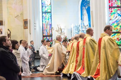 Uroczystość Chrystusa Króla to także święto Akcji Katolickiej i KSM-u. Centralnej uroczystości w Katedrze przewodniczył biskup diecezjalny Jan Wątroba. Eucharystię koncelebrowało 25 księży, wśród nich ks. Stanisław Potera – asystent diecezjalny AK i ks. Tomasz Ryczek – asystent diecezjalny KSM. Po wyznaniu wiary 88 młodych osób złożyło przyrzeczenie Katolickiego Stowarzyszenia Młodzieży. Obrzęd przyrzeczenia prowadził Paweł Grodzki – prezes KSM Diecezji Rzeszowskiej. Ceremonia zakończyła się odśpiewaniem hymnu KSM i zawołaniem: „Przez cnotę, naukę i pracę, służyć Bogu i Ojczyźnie, Gotów!”

Po Komunii św. bp Jan Wątroba, razem z ks. Stanisławem Poterą, wręczył nominacje 20 nowym prezesom oddziałów parafialnych Akcji Katolickiej. Krótkie przemówienia wypowiedzieli kolejno: Jeremi Kalkowski – prezes Zarządu Diecezjalnego Instytutu AK i Paweł Grodzki.

Po Komunii św. wszyscy zebrani uklękli przed Najświętszym Sakramentem. Biskup Ordynariusz odczytał Jubileuszowy Akt Przyjęcia Jezusa Chrystusa za Króla i Pana.

Po Mszy św. bp Jan Wątroba wręczył odznaki i legitymacje nowym członkom KSM.

fot. Fotografiarzeszow