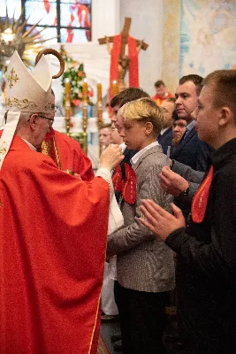 9 kwietnia w Katedrze 42 młodych osób z parafii katedralnej oraz 14 parafii Matki Bożej Częstochowskiej w Rzeszowie (Drabinianka) otrzymało sakrament bierzmowania, którego udzielił bp Jan Wątroba.
Przygotowania młodzieży trwały 2 lata, a odbywały się pod okiem ks. Krzysztofa, ks. Pawła, ks. Szczepana, s. Ewy oraz pani Agnieszki i obejmowały m.in. katechezy, spotkania formacyjne, a także przystąpienie do sakramentu pokuty. We wtorkowy wieczór kandydaci wraz ze swoimi świadkami, rodzicami, chrzestnymi czy też dziadkami zgromadzili się w Katedrze, by prosić o dary Ducha Świętego, umacniające w mężnym wyznawaniu wiary i postępowaniu według jej zasad.
Wszystkich zgromadzonych w świątyni przywitał ks. Krzysztof Gołąbek – proboszcz parafii katedralnej. Mszę Świętą koncelebrowali także ks. Tadeusz Pindara – proboszcz parafii Matki Bożej Częstochowskiej oraz kapłani posługujący w obydwu parafiach.
Następnie prośbę o udzielenie sakramentu bierzmowania zgromadzonym młodym oraz o modlitwę skierowali do Księdza Biskupa rodzice kandydatów.
W homilii bp Jan zachęcił młodych, aby w tym wyjątkowym dniu obrali Ducha Świętego za życiowego przewodnika towarzszącego im przy ważnych wyborach czy podchodzeniu do egzaminów – także tych życiowych. Wyjaśnił również znaczenie imienia Ducha Świętego – Paraklet – które tłumaczone z jęz. greckiego oznacza obrońcę, adwokata – nigdy prokuratora, nawet nie sędziego.
Będziecie moimi świadkami, gdy was umocni Duch Święty – mówi Pan Jezus. Niech nie będzie niedzieli i uroczystości bez udziału we Mszy Świętej – to jest moment dawania świadectwa. Właśnie przez zaangażowane, pełne uczestnictwo w najpiękniejszej modlitwie, jaką ma Kościół, czyli w Mszy Świętej, zdacie egzamin ze swojej dojrzałości chrześcijańskiej.
Na koniec celebrans odwołał się do obchodzonej poprzedniego dnia Uroczystości Zwiastowania Pańskiego i postawy Maryi wobec planu Bożego w Jej życiu oraz drogi, przez którą prowadził Ją Duch Święty. Podkreślił, że właśnie Maryja uczy, jak być uczennicą Ducha Świętego.
Po homilii miało miejsce odnowienie przyrzeczeń chrzcielnych. Następnie odbyła się najważniejsza część uroczystości – modlitwa Księdza Biskupa oraz namaszczenie krzyżmem każdego kandydata.
Sakrament bierzmowania jest koniecznym dopełnieniem sakramentu chrztu i wiąże się również z obraniem konkretnego patrona, którego życie i przymioty są wzorem dla młodego człowieka otrzymującego Ducha Świętego. Kandydat do bierzmowania ma więc okazję wybrać sobie świętego czy błogosławionego, którego droga do świętości najbardziej go zachwyciła. Może być to patron, którego imię nosi już od chrztu; może też wybrać sobie drugiego patrona. 
W związku z tym podczas namaszczenia krzyżmem biskup zwraca się do bierzmowanego nowo wybranym imieniem.
Po liturgii sakramentu bierzmowania miała miejsce modlitwa powszechna i liturgia eucharystyczna. Na koniec młodzi złożyli podziękowania Księdzu Biskupowi, Księżom Proboszczom oraz wszystkim, którzy poprzez swój wkład, posługę i zaangażowanie przyczynili się do przygotowania oraz przeżycia tej wyjątkowej uroczystości. Pamiątką było wspólne zdjęcie po zakończonej Mszy Świętej.
Posługę muzyczną w czasie uroczystości pełniła Katedralna Schola Liturgiczna pod dyrekcją ks. Juliana Wybrańca.

fot. Leszek Drzał
