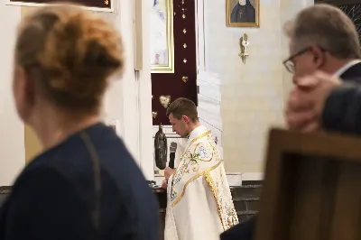 W poniedziałek 13 czerwca miało miejsce kolejne w tym roku uroczyste Nabożeństwo Fatimskie. O godz. 18.40 zostały przedstawione prośby i podziękowania do Matki Bożej Fatimskiej, w intencji których sprawowana była także Msza Święta o godz. 19.00. Eucharystii przewodniczył i homilię wygłosił ks. Tadeusz Pindara. Po Mszy Świętej ks. Tomasz Bać wraz z parafianami parafii Bożego Miłosierdzia przewodniczyli modlitwie różańcowej przy figurze Matki Bożej Fatimskiej. Nabożeństwo zakończył Apel Jasnogórski. Dziękujemy parafii pw. Matki Bożej Częstochowskiej w Rzeszowie (Drabinianka) za przygotowanie liturgii oraz parafii pw. Miłosierdzia Bożego (Biała) za prowadzenie modlitwy różańcowej. fot. Joanna Prasoł