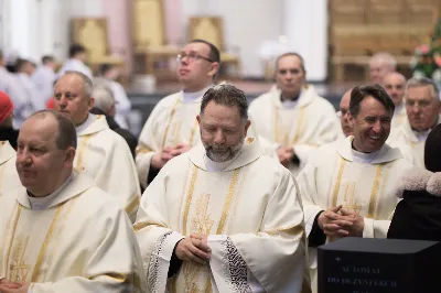 W Wielki Czwartek o godz. 10.00 w naszej Katedrze bp Jan Wątroba przewodniczył Mszy Krzyżma. Jest ona wyrazem jedności i wspólnoty duchowieństwa diecezji. Podczas tej Mszy Świętej biskup poświęcił olej chorych, katechumenów oraz olej krzyżma. Księża koncelebrujący z biskupem Eucharystię odnowili przyrzeczenia kapłańskie.
W koncelebrze wzięli udział bp Kazimierz Górny, bp Edward Białogłowski oraz 204 kapłanów z całej diecezji. W Eucharystii wzięli również udział licznie zebrani ministranci, lektorzy, animatorzy, ceremoniarze, członkowie scholi parafialnych i dziewczęcej służby maryjnej.
Podczas Mszy Świętej zaśpiewał chór Wyższego Seminarium Duchownego pod dyrekcją ks. dra Andrzeja Widaka. Przy organach zasiadł ks. Julian Wybraniec.
Fot. Małgorzata Ryndak