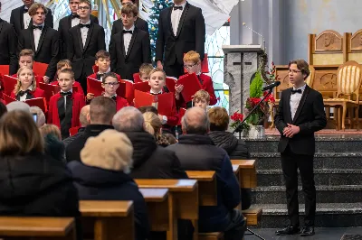 W niedzielę 22 stycznia 2023 r. podczas Mszy Świętej o godz. 12.00 posługę muzyczną podjął nasz Katedralny Chór Chłopięco-Męski „Pueri Cantores Resovienses” pod dyrekcją Edyty Kotuli oraz Angeliki Pacuty. Po Eucharystii miał miejsce koncert Chóru, w którego programie znalazł się bogaty repertuar kolęd, pastorałek i bożonarodzeniowych pieśni. 
Podczas koncertu wystąpili gościnnie: sopranistka – Katarzyna Bembenek wraz z akompaniatorem – Grzegorzem Mazurem oraz skrzypek Paweł Dubiel, któremu towarzyszył chórzysta i pianista – Maksymilian Rogóż.
fot. Joanna Prasoł
