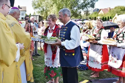 30 sierpnia 2020 r. do Parku Papieskiego w Rzeszowie na diecezjalne dożynki przyjechało 49 delegacji z dożynkowymi wieńcami.  Już o godz. 11.00 plac przed znajdującą się w Parku Papieskim sceną wypełniły delegacje z parafii diecezji rzeszowskiej. W sumie zarejestrowano 49 delegacje. Tegoroczną obsługę dożynek, w tym przygotowanie liturgii, zapewnili wierni i duszpasterze z dekanatu Sokołów Małopolski. O godz. 11.30 prof. Kazimierz Ożóg, mieszkaniec Górna, zaprezentował kilka myśli na temat chleba i godności pracy rolnika. Na scenie wystąpił zespół „Młody Duch i Przyjaciele” kierowany przez Dariusza Kosaka. Przed rozpoczęciem Mszy św. ks. Jerzy Uchman, diecezjalny duszpasterz rolników, przywitał przybyłych do Rzeszowa rolników, ogrodników, sadowników i pszczelarzy, wśród nich starostów dożynek Jerzego i Zofię Bednarzów z Kamienia, a także obecnych na Mszy św. parlamentarzystów, władze państwowe i samorządowe, służby mundurowe oraz poczty sztandarowe. Mszy św. przewodniczył bp Edward Białogłowski. W koncelebrze uczestniczył bp Kazimierz Górny oraz czternastu księży. W długiej procesji z darami do ołtarza podeszły delegacje wszystkich obecnych parafii przynosząc chleby i owoce. Dary te zostały przekazane Rzeszowskiemu Towarzystwu Pomocy im. św. Brata Alberta. Na zakończenie liturgii bp Białogłowski pobłogosławił przyniesione płody ziemi oraz ziarno na zasiew. Po błogosławieństwie poszczególne delegacje, przedstawiane przez ks. Jana Szczupaka, wikariusza biskupiego ds. społecznych, prezentowały swoje wieńce.  fot. ks. Tomasz Nowak