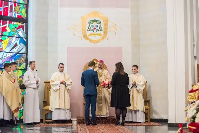 Uroczystość Chrystusa Króla to także święto Akcji Katolickiej i KSM-u. Centralnej uroczystości w Katedrze przewodniczył biskup diecezjalny Jan Wątroba. Eucharystię koncelebrowało 25 księży, wśród nich ks. Stanisław Potera – asystent diecezjalny AK i ks. Tomasz Ryczek – asystent diecezjalny KSM. Po wyznaniu wiary 88 młodych osób złożyło przyrzeczenie Katolickiego Stowarzyszenia Młodzieży. Obrzęd przyrzeczenia prowadził Paweł Grodzki – prezes KSM Diecezji Rzeszowskiej. Ceremonia zakończyła się odśpiewaniem hymnu KSM i zawołaniem: „Przez cnotę, naukę i pracę, służyć Bogu i Ojczyźnie, Gotów!”

Po Komunii św. bp Jan Wątroba, razem z ks. Stanisławem Poterą, wręczył nominacje 20 nowym prezesom oddziałów parafialnych Akcji Katolickiej. Krótkie przemówienia wypowiedzieli kolejno: Jeremi Kalkowski – prezes Zarządu Diecezjalnego Instytutu AK i Paweł Grodzki.

Po Komunii św. wszyscy zebrani uklękli przed Najświętszym Sakramentem. Biskup Ordynariusz odczytał Jubileuszowy Akt Przyjęcia Jezusa Chrystusa za Króla i Pana.

Po Mszy św. bp Jan Wątroba wręczył odznaki i legitymacje nowym członkom KSM.

fot. Fotografiarzeszow