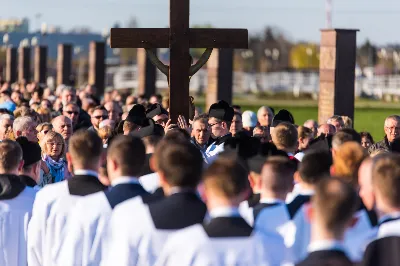 W niedzielę 13 października przeżywaliśmy uroczyste Nabożeństwo Fatimskie z udziałem WSD w Rzeszowie. Mszy Świętej przewodniczył i homilię wygłosił ks. Krystian Winiarski - prefekt WSD. O godz. 18.40 zostały przedstawione prośby i podziękowania do Matki Bożej Fatimskiej, w intencji których sprawowana była także Msza Święta. Po Mszy Świętej wyruszyła procesja z figurą Matki Bożej i relikwiami świętych Dzieci Fatimskich. Nabożeństwo zakończył Apel Jasnogórski. fot. ks. Tomasz Nowak, Joanna Prasoł