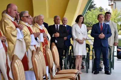 „Wierność ideałom jest gwarantem tego, że nie pogubimy się życiowo, nie skompromitujemy się i w naszym polskim domu będziemy gospodarzami, a nie najemnikami” – mówił podczas Dożynek Diecezjalnych bp Edward Białogłowski. 28 sierpnia 2022 r. do Parku Papieskiego w Rzeszowie przyjechało ponad 60 delegacji z wieńcami.

Do Parku Papieskiego w Rzeszowie przyjechało ponad 60 delegacji z parafii diecezji rzeszowskiej z wieńcami żniwnymi. Tegoroczną obsługę dożynek, w tym przygotowanie liturgii, zapewnili wierni i duszpasterze z Diecezjalnego Sanktuarium św. Józefa w Rzeszowie i dekanatu Rzeszów Północ. Przed Mszą św. odbył się program słowno-muzyczny w wykonaniu Diakonii Muzycznej z parafii św. Józefa w Rzeszowie.

Przed rozpoczęciem Mszy św. ks. Jerzy Uchman, diecezjalny duszpasterz rolników, przywitał przybyłych do Rzeszowa rolników, ogrodników, sadowników i pszczelarzy, wśród nich starostów dożynek: Aleksandrę i Bartłomieja Kędziorów z parafii pw. św. Józefa w Rzeszowie, a także obecnych na Mszy św. parlamentarzystów, władze państwowe i samorządowe, służby mundurowe oraz poczty sztandarowe.

Eucharystii przewodniczył bp Kazimierz Górny. W koncelebrze uczestniczył bp Edward Białogłowski, ks. infułat Wiesław Szurek oraz blisko dwudziestu księży.

Homilię wygłosił bp Edward Białogłowski.

„Dziękujemy Bogu za rolników, którzy mimo różnych trudności i przeciwności, które dotykają polską wieś, trwają przy rodzinnych gospodarstwach. Pochylają się nad rolą, która wydaje chleb i różne rośliny, warzywa, owoce i kwiaty. Dziękujemy wam, gospodynie i gospodarze, starsi i młodzi, za troskę i bezpieczeństwo żywnościowe naszego kraju oraz za zapasy żywnościowe, które są sprzedawane do innych krajów, a także wspomagają naszych sąsiadów borykających się, czy uciekających ze swojego kraju przed wojną do naszej ojczyzny, aby znaleźć tutaj bezpieczny kąt” – mówił bp Edward Białogłowski.

Biskup Białogłowski kierując do zebranych słowa zachęty pytał:

„Czy wasze domu rozbrzmiewają codzienną modlitwą dziękczynną i błagalną? Czy niedziela dla waszych domowników jest dniem świętym, z udziałem we Mszy św., z rodzinnym posiłkiem, z rozmową o waszej rodzinie, o jej troskach i radościach, o gospodarstwie, jego przyszłości i o przyszłości naszej ojczyzny? Zapalajcie ducha młodego pokolenia do życia ideałami: Bóg, honor, ojczyzna (…) Wierność ideałom jest gwarantem tego, że nie pogubimy się życiowo, nie skompromitujemy się i w naszym polskim domu będziemy gospodarzami, a nie najemnikami” – mówił bp Białogłowski.

Po błogosławieństwie poszczególne delegacje zaprezentowały swoje wieńce.

ks. Jakub Nagi
fot. ks. Tomasz Nowak