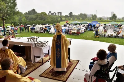 W niedzielę 29 sierpnia 2021 r. w Parku Papieskim w Rzeszowie odbyły się Dożynki Diecezjalne. Mimo deszczowej pogody do Parku Papieskiego przyjechało 57 delegacji z parafii diecezji rzeszowskiej z 65 wieńcami. Tegoroczną obsługę dożynek, w tym przygotowanie liturgii, zapewnili wierni i duszpasterze z dekanatu Rzeszów Wschód. Przed Mszą św. członkowie Stowarzyszenia Przyjaciół Ziemi Słocińskiej zaprezentowali program słowno-muzyczny. Podczas Mszy św. wystąpił chór z parafii św. Rocha w Rzeszowie pod dyrekcją Krzysztofa Husa oraz Gminna Orkiestra Dęta z Krasnego. Przed rozpoczęciem Mszy św. ks. Jerzy Uchman, diecezjalny duszpasterz rolników, przywitał przybyłych do Rzeszowa rolników, ogrodników, sadowników i pszczelarzy, wśród nich starostów dożynek: Marka Leśniewskiego i Teresę Kilar z parafii św. Rocha w Rzeszowie. Mszy św. przewodniczył bp Jan Wątroba. W koncelebrze uczestniczył bp Kazimierz Górny, ks. Wiesław Szurek oraz blisko dwudziestu księży. W długiej procesji z darami do ołtarza podeszły delegacje wszystkich obecnych parafii przynosząc chleby, wino, miód i owoce. Na zakończenie liturgii Biskup Rzeszowski pobłogosławił przyniesione płody ziemi. Po błogosławieństwie poszczególne delegacje, przedstawiane przez ks. Rafała Flaka, dyrektora Wydziału Duszpasterskiego Kurii Diecezjalnej w Rzeszowie, zaprezentowały swoje wieńce.  Fot. ks. Tomasz Nowak