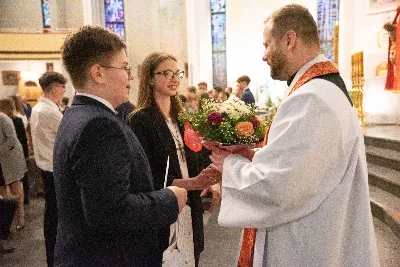 9 kwietnia w Katedrze 42 młodych osób z parafii katedralnej oraz 14 parafii Matki Bożej Częstochowskiej w Rzeszowie (Drabinianka) otrzymało sakrament bierzmowania, którego udzielił bp Jan Wątroba.
Przygotowania młodzieży trwały 2 lata, a odbywały się pod okiem ks. Krzysztofa, ks. Pawła, ks. Szczepana, s. Ewy oraz pani Agnieszki i obejmowały m.in. katechezy, spotkania formacyjne, a także przystąpienie do sakramentu pokuty. We wtorkowy wieczór kandydaci wraz ze swoimi świadkami, rodzicami, chrzestnymi czy też dziadkami zgromadzili się w Katedrze, by prosić o dary Ducha Świętego, umacniające w mężnym wyznawaniu wiary i postępowaniu według jej zasad.
Wszystkich zgromadzonych w świątyni przywitał ks. Krzysztof Gołąbek – proboszcz parafii katedralnej. Mszę Świętą koncelebrowali także ks. Tadeusz Pindara – proboszcz parafii Matki Bożej Częstochowskiej oraz kapłani posługujący w obydwu parafiach.
Następnie prośbę o udzielenie sakramentu bierzmowania zgromadzonym młodym oraz o modlitwę skierowali do Księdza Biskupa rodzice kandydatów.
W homilii bp Jan zachęcił młodych, aby w tym wyjątkowym dniu obrali Ducha Świętego za życiowego przewodnika towarzszącego im przy ważnych wyborach czy podchodzeniu do egzaminów – także tych życiowych. Wyjaśnił również znaczenie imienia Ducha Świętego – Paraklet – które tłumaczone z jęz. greckiego oznacza obrońcę, adwokata – nigdy prokuratora, nawet nie sędziego.
Będziecie moimi świadkami, gdy was umocni Duch Święty – mówi Pan Jezus. Niech nie będzie niedzieli i uroczystości bez udziału we Mszy Świętej – to jest moment dawania świadectwa. Właśnie przez zaangażowane, pełne uczestnictwo w najpiękniejszej modlitwie, jaką ma Kościół, czyli w Mszy Świętej, zdacie egzamin ze swojej dojrzałości chrześcijańskiej.
Na koniec celebrans odwołał się do obchodzonej poprzedniego dnia Uroczystości Zwiastowania Pańskiego i postawy Maryi wobec planu Bożego w Jej życiu oraz drogi, przez którą prowadził Ją Duch Święty. Podkreślił, że właśnie Maryja uczy, jak być uczennicą Ducha Świętego.
Po homilii miało miejsce odnowienie przyrzeczeń chrzcielnych. Następnie odbyła się najważniejsza część uroczystości – modlitwa Księdza Biskupa oraz namaszczenie krzyżmem każdego kandydata.
Sakrament bierzmowania jest koniecznym dopełnieniem sakramentu chrztu i wiąże się również z obraniem konkretnego patrona, którego życie i przymioty są wzorem dla młodego człowieka otrzymującego Ducha Świętego. Kandydat do bierzmowania ma więc okazję wybrać sobie świętego czy błogosławionego, którego droga do świętości najbardziej go zachwyciła. Może być to patron, którego imię nosi już od chrztu; może też wybrać sobie drugiego patrona. 
W związku z tym podczas namaszczenia krzyżmem biskup zwraca się do bierzmowanego nowo wybranym imieniem.
Po liturgii sakramentu bierzmowania miała miejsce modlitwa powszechna i liturgia eucharystyczna. Na koniec młodzi złożyli podziękowania Księdzu Biskupowi, Księżom Proboszczom oraz wszystkim, którzy poprzez swój wkład, posługę i zaangażowanie przyczynili się do przygotowania oraz przeżycia tej wyjątkowej uroczystości. Pamiątką było wspólne zdjęcie po zakończonej Mszy Świętej.
Posługę muzyczną w czasie uroczystości pełniła Katedralna Schola Liturgiczna pod dyrekcją ks. Juliana Wybrańca.

fot. Leszek Drzał
