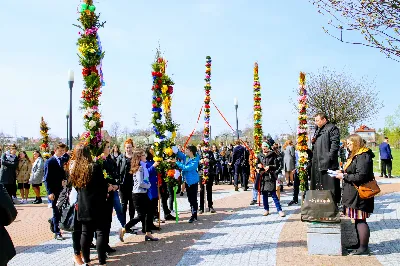 W Niedzielę Palmową młodzież diecezji rzeszowskiej modliła się z bp. Janem Wątrobą w Rzeszowie.  Rzeszowskie spotkanie rozpoczęło się o godz. 11.00 przy obelisku w centrum Parku Papieskiego. Tam odbył się konkurs na najdłuższą palmę, który prowadził ks. Krzysztof Golas, diecezjalny duszpasterz młodzieży. Najdłuższe palmy przekraczały 10 metrów wysokości.  Na placu przed katedrą odbyła się pierwsza część liturgii Niedzieli Palmowej, podczas której zebrani wysłuchali Ewangelię o wjeździe Jezusa do Jerozolimy, a bp Wątroba pobłogosławił palmy.  Już w katerze odbyła się Msza św., której przewodniczył biskup rzeszowski. Eucharystię koncelebrowało ponad dwudziestu księży, głównie duszpasterze młodzieży.  fot. Andrzej Kotowicz, Olga Cyburt