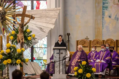 W czwartek 5 listopada o godz. 11.00 Mszą Świętą pogrzebową pożegnaliśmy śp. ks. inf. Stanisława Maca - pierwszego proboszcza i budowniczego Rzeszowskiej Katedry, byłego prepozyta Kapituły Katedralnej i długoletniego dziekana dekanatu Rzeszów – Katedra.  Mszy Świętej przewodniczył bp Jan Wątroba, homilię wygłosił ks. Stanisław Potera. W koncelebrze uczestniczył bp Stanisław Jamrozek - biskup pomocniczy przemyski i ok. 50 księży. fot. Dariusz Kamiński Fotografiarzeszow