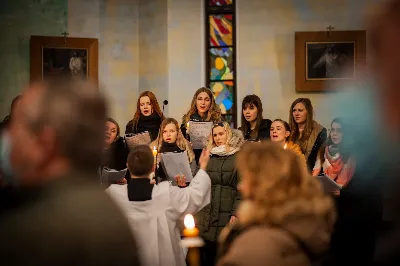 Mszy Świętej w święto Ofiarowania Pańskiego przewodniczył bp Jan Wątroba. W Eucharystii z okazji Dnia Życia Konsekrowanego uczestniczyli przedstawiciele sióstr i braci zakonnych, pustelnic, dziewic i wdów konsekrowanych oraz członków instytutów świeckich. Eucharystię koncelebrował ks. Stanisław Kamiński, wikariusz biskupi ds. zakonnych, a także 8 kapłanów. Homilię wygłosił bp Jan Wątroba. Śpiew podczas Mszy Świętej prowadziła Katedralna Schola Liturgiczna pod kierunkiem ks. Juliana Wybrańca przy akompaniamencie organowym Wiesława Siewierskiego. Fot. Paulina Lęcznar