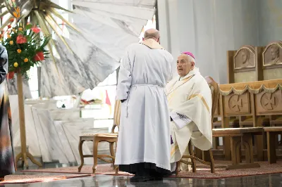 W Wielki Czwartek o godz. 10.00 w naszej Katedrze bp Jan Wątroba przewodniczył Mszy Krzyżma. Jest ona wyrazem jedności i wspólnoty duchowieństwa diecezji. Podczas tej Mszy Świętej biskup poświęcił olej chorych, katechumenów oraz olej krzyżma. Księża koncelebrujący z biskupem Eucharystię odnowili przyrzeczenia kapłańskie.
W koncelebrze wzięli udział bp Kazimierz Górny, bp Edward Białogłowski oraz 179 kapłanów z całej diecezji. W Eucharystii wzięli również udział licznie zebrani ministranci, lektorzy, animatorzy, ceremoniarze, członkowie scholi parafialnych i dziewczęcej służby maryjnej.
fot. Małgorzata Ryndak