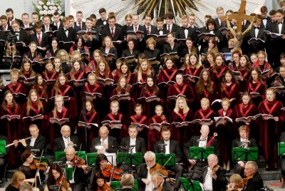 Blisko 1200 chórzystów i orkiestra symfoniczna Filharmonii Podkarpackiej to koncert galowy 9. Krajowego Kongresu Polskiej Federacji Pueri Cantores. 9 września o godz. 19.30 w Katedrze Rzeszowskiej podczas dwugodzinnego koncertu wystąpiły 33 chóry z Polski, Litwy, Łotwy, Ukrainy i Węgier oraz Orkiestra Symfoniczna Filharmonii Podkarpackiej. Muzykami dyrygowali: Wiesław Delimat i Marcin Florczak. Podczas koncertu uczestnicy wysłuchali utworów m.in. Haendla, Haydna oraz hymny kongresów Polskiej Federacji Pueri Cantores. Szczególnie oklaskiwane było premierowe wykonanie hymnu kongresu w Rzeszowie – utwór pt. „Da pacem, Domine” Dominika Lasoty – kompozytora z Rzeszowa. W koncercie uczestniczyli m.in.: bp Jan Wątroba, bp Kazimierz Górny i bp Edward Białogłowski. fot. ks. Tomasz Nowak