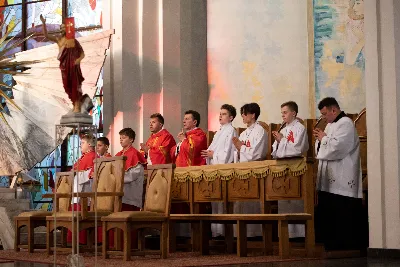 9 kwietnia w Katedrze 42 młodych osób z parafii katedralnej oraz 14 parafii Matki Bożej Częstochowskiej w Rzeszowie (Drabinianka) otrzymało sakrament bierzmowania, którego udzielił bp Jan Wątroba.
Przygotowania młodzieży trwały 2 lata, a odbywały się pod okiem ks. Krzysztofa, ks. Pawła, ks. Szczepana, s. Ewy oraz pani Agnieszki i obejmowały m.in. katechezy, spotkania formacyjne, a także przystąpienie do sakramentu pokuty. We wtorkowy wieczór kandydaci wraz ze swoimi świadkami, rodzicami, chrzestnymi czy też dziadkami zgromadzili się w Katedrze, by prosić o dary Ducha Świętego, umacniające w mężnym wyznawaniu wiary i postępowaniu według jej zasad.
Wszystkich zgromadzonych w świątyni przywitał ks. Krzysztof Gołąbek – proboszcz parafii katedralnej. Mszę Świętą koncelebrowali także ks. Tadeusz Pindara – proboszcz parafii Matki Bożej Częstochowskiej oraz kapłani posługujący w obydwu parafiach.
Następnie prośbę o udzielenie sakramentu bierzmowania zgromadzonym młodym oraz o modlitwę skierowali do Księdza Biskupa rodzice kandydatów.
W homilii bp Jan zachęcił młodych, aby w tym wyjątkowym dniu obrali Ducha Świętego za życiowego przewodnika towarzszącego im przy ważnych wyborach czy podchodzeniu do egzaminów – także tych życiowych. Wyjaśnił również znaczenie imienia Ducha Świętego – Paraklet – które tłumaczone z jęz. greckiego oznacza obrońcę, adwokata – nigdy prokuratora, nawet nie sędziego.
Będziecie moimi świadkami, gdy was umocni Duch Święty – mówi Pan Jezus. Niech nie będzie niedzieli i uroczystości bez udziału we Mszy Świętej – to jest moment dawania świadectwa. Właśnie przez zaangażowane, pełne uczestnictwo w najpiękniejszej modlitwie, jaką ma Kościół, czyli w Mszy Świętej, zdacie egzamin ze swojej dojrzałości chrześcijańskiej.
Na koniec celebrans odwołał się do obchodzonej poprzedniego dnia Uroczystości Zwiastowania Pańskiego i postawy Maryi wobec planu Bożego w Jej życiu oraz drogi, przez którą prowadził Ją Duch Święty. Podkreślił, że właśnie Maryja uczy, jak być uczennicą Ducha Świętego.
Po homilii miało miejsce odnowienie przyrzeczeń chrzcielnych. Następnie odbyła się najważniejsza część uroczystości – modlitwa Księdza Biskupa oraz namaszczenie krzyżmem każdego kandydata.
Sakrament bierzmowania jest koniecznym dopełnieniem sakramentu chrztu i wiąże się również z obraniem konkretnego patrona, którego życie i przymioty są wzorem dla młodego człowieka otrzymującego Ducha Świętego. Kandydat do bierzmowania ma więc okazję wybrać sobie świętego czy błogosławionego, którego droga do świętości najbardziej go zachwyciła. Może być to patron, którego imię nosi już od chrztu; może też wybrać sobie drugiego patrona. 
W związku z tym podczas namaszczenia krzyżmem biskup zwraca się do bierzmowanego nowo wybranym imieniem.
Po liturgii sakramentu bierzmowania miała miejsce modlitwa powszechna i liturgia eucharystyczna. Na koniec młodzi złożyli podziękowania Księdzu Biskupowi, Księżom Proboszczom oraz wszystkim, którzy poprzez swój wkład, posługę i zaangażowanie przyczynili się do przygotowania oraz przeżycia tej wyjątkowej uroczystości. Pamiątką było wspólne zdjęcie po zakończonej Mszy Świętej.
Posługę muzyczną w czasie uroczystości pełniła Katedralna Schola Liturgiczna pod dyrekcją ks. Juliana Wybrańca.

fot. Leszek Drzał
